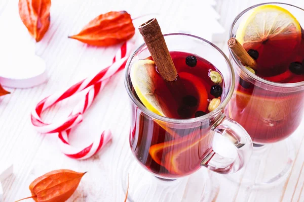 Heerlijke Glühwein Met Citroen Kaneel Kardemom Uitgegoten Glazen Christma — Stockfoto