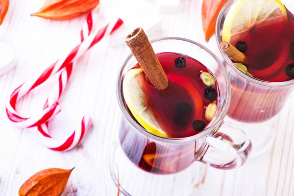 Heerlijke Glühwein Met Citroen Kaneel Kardemom Uitgegoten Glazen Christma — Stockfoto