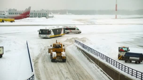モスクワ ロシア 2018年2月5日 ヴヌコヴォ空港の厳しい雪の中 空港滑走路で働く雪のブロワー ブルドーザー グレーダーなどの機械 — ストック動画