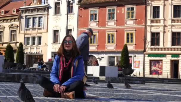 Brasov Rumania Noviembre 2017 Adolescente Sentada Una Plaza Principal Ciudad — Vídeo de stock