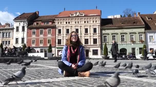 Brasov Rumunsko Listopadu 2017 Dospívající Dívka Sedící Hlavním Náměstí Rumunského — Stock video