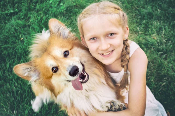 Krásná Zábava Blonďatá Dívka Corgi Nadýchané Úsměv Podívejte Kamery Trávníku — Stock fotografie