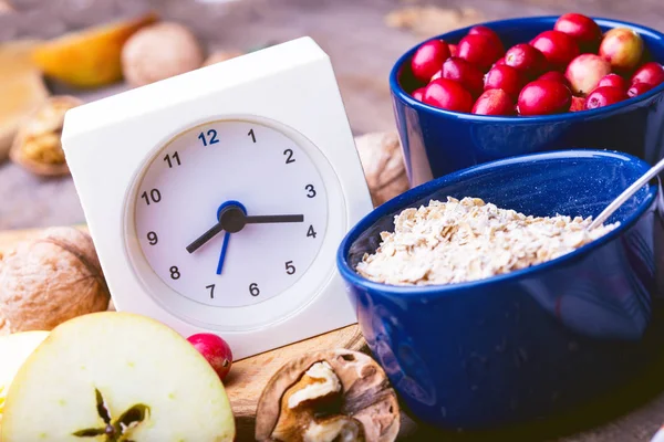 Gezond Ontbijt Klok Melk Havermout Veenbessen Noten Appels Een Houten — Stockfoto