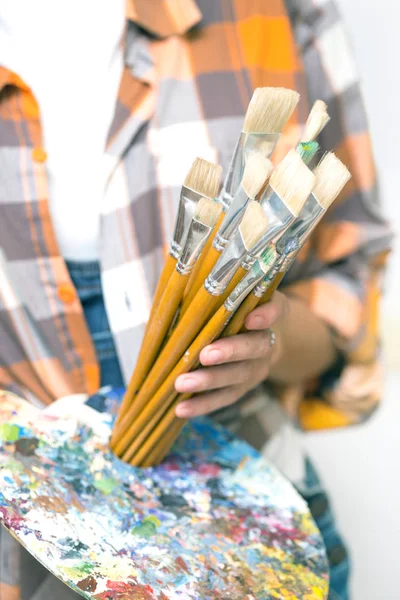 Tiempo Creatividad Chica Pintor Sostiene Brus — Foto de Stock