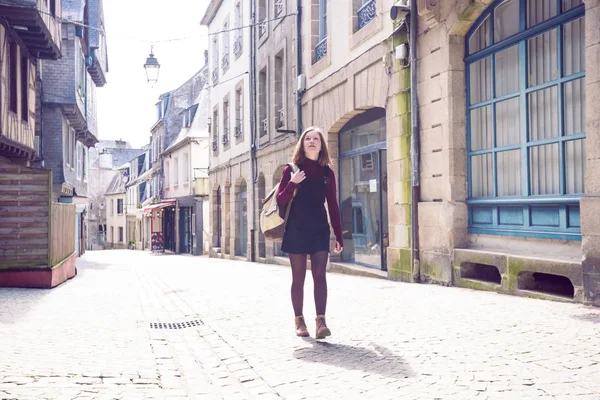 Mädchen Läuft Eine Leere Straße Der Altstadt Von Morlaix Entlang — Stockfoto