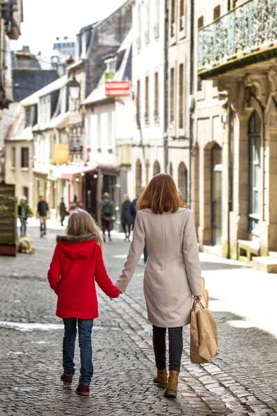 Glückliche Mutter Und Tochter Spazieren Durch Die Altstadt Von Morlaix — Stockfoto