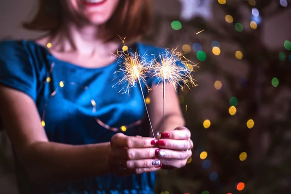 Fille Tient Bengale Lumières Joyeux Noël Joyeux Vacances — Photo