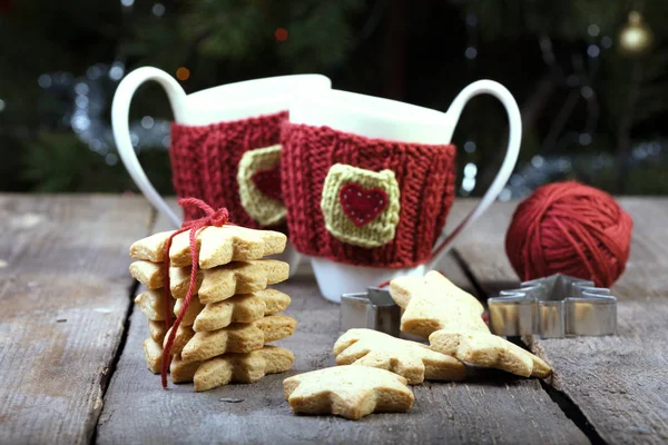 Natal Xícaras Malha Pão Gengibre Forma Estrela Uma Mesa Madeira — Fotografia de Stock