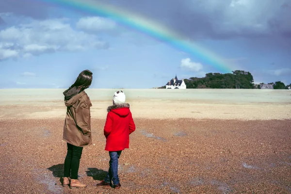 Κορίτσια Και Ένα Ουράνιο Τόξο Στην Ακτή Tregastel Βρετάνη Φράγκο — Φωτογραφία Αρχείου