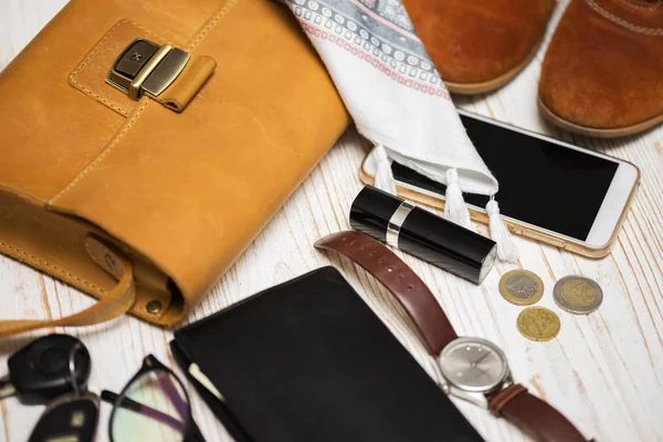 Der Inhalt Der Weiblichen Handtasche Geldbörse Schlüssel Telefon Lippenstift Uhr — Stockfoto