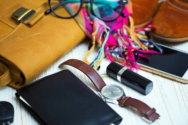 Bayan Çanta Cüzdan Anahtarlar Telefon Ruj Saat Para Aksesuar Içeriğini — Stok fotoğraf
