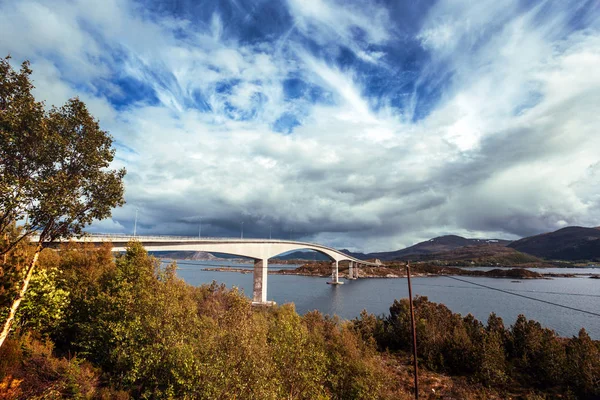 Schöne Norwegische Landschaft Brücke Gegen Einen Schönen Blauen Himmel Mit — Stockfoto