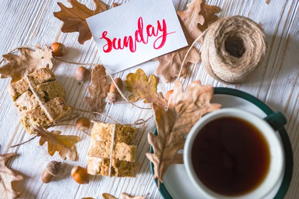 Wunderschöner Herbsthintergrund Tasse Tee Kekse Herbstblätter Und Sonnenuntergang — Stockfoto
