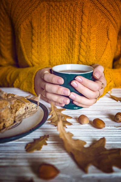 Schöner Herbsthintergrund Mädchen Hält Eine Tasse Tee Der Hand — Stockfoto