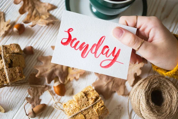 Wunderschöner Herbsthintergrund Tasse Tee Kekse Herbstblätter Und Sonnenuntergang — Stockfoto