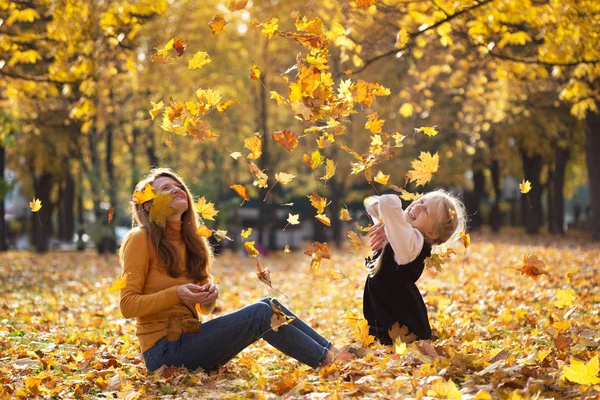 Осень Счастливая Семья Улыбающаяся Мать Дочерью Открытом Воздухе Бросить Желтый — стоковое фото