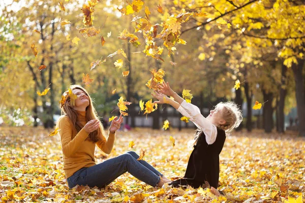 Otoño Familia Feliz Madre Sonriente Con Hija Aire Libre Arrojar —  Fotos de Stock