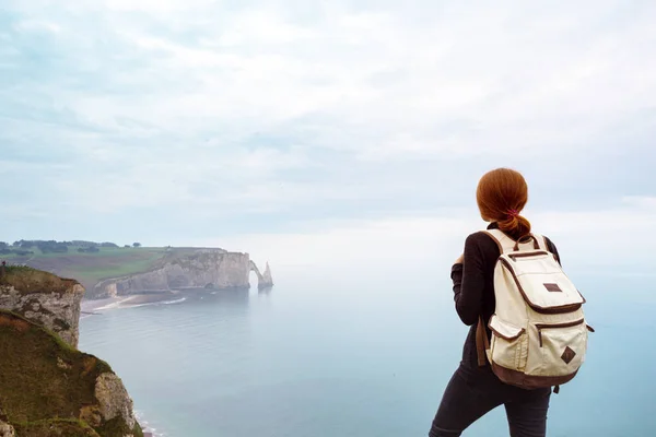 Bellissimo Paesaggio Ragazza Piedi Sul Bordo Della Roccia Nell Etretat — Foto Stock