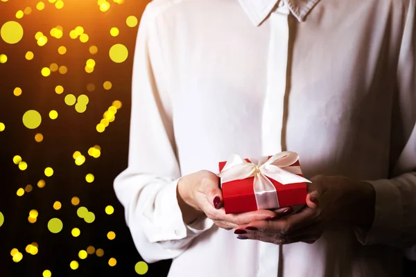 Meisje Mooi Cadeau Voor Dag Van Valentijnskaarten Houden Rode Witte — Stockfoto