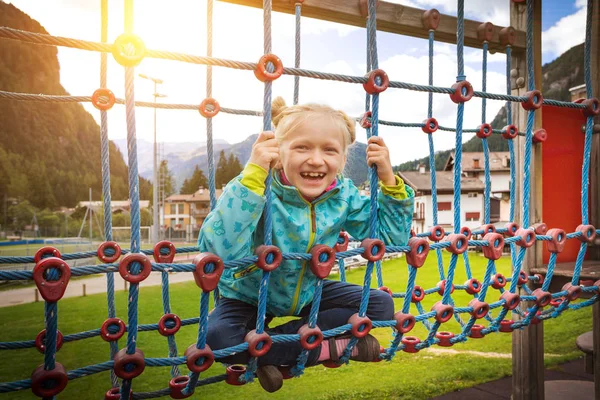 Lächelndes Kleines Mädchen Auf Dem Spielplatz Canazei Italien — Stockfoto