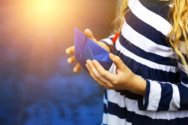 Meisje Heeft Een Boot Blauw Papier Zijn Handen Een Plas — Stockfoto