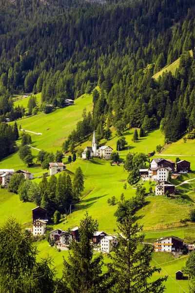 Vackra Bergslandskap Utsikt Över Liten Italiensk Som Ligger Sluttningen Bergen — Stockfoto