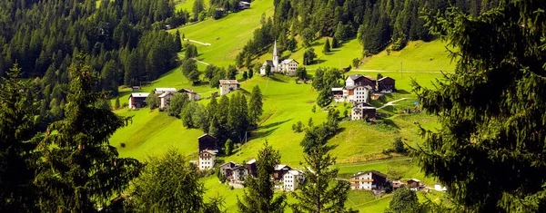 Prachtige Berglandschap Weergave Van Een Klein Italiaans Dorpje Gelegen Flanken — Stockfoto