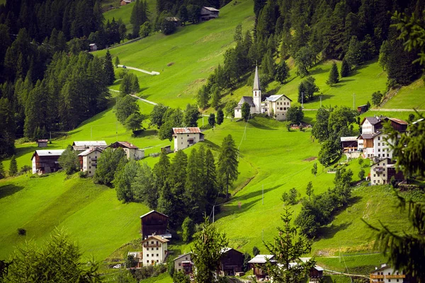 美しい山の風景 山の斜面にある小さなイタリアの村の眺め ドロミテ アイタル — ストック写真