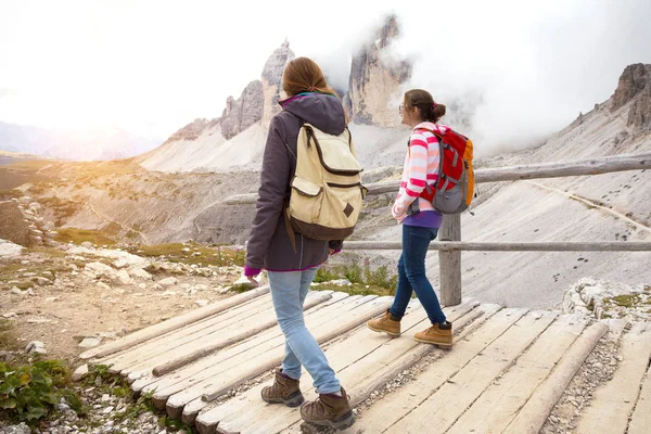 Uzun Yürüyüşe Çıkan Kimse Kızlar Tre Cime Lavaredo Izi Boyunca — Stok fotoğraf