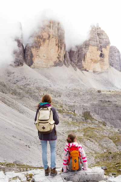 Chicas Excursionistas Descansando Mirando Tre Cime Lavaredo Dolomitas Italia —  Fotos de Stock