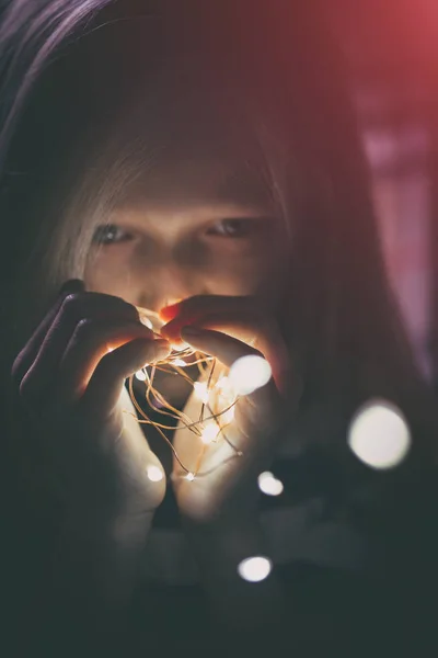 Weihnachtsgirlanden Den Händen Eines Weihnachtsmannes — Stockfoto