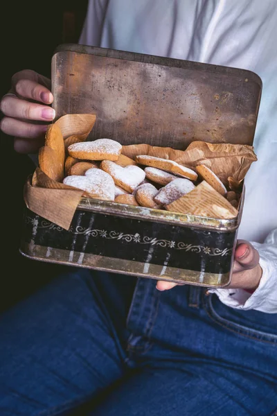 Hausgemachte Kuchen Zum Valentinstag Mädchen Hält Retro Schachtel Mit Lebkuchen — Stockfoto