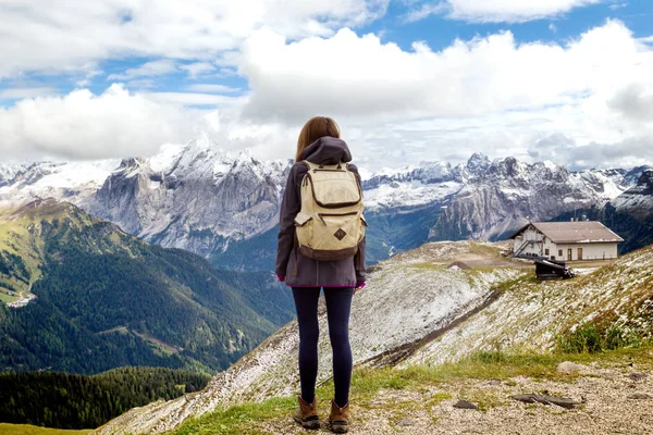 Fille Randonneuse Regardant Les Montagnes Enneigées Dolomites Italie — Photo