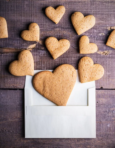 Hausgemachte Kuchen Zum Valentinstag Ingwerplätzchen Herzform Kuvert — Stockfoto