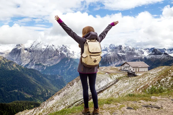 Dívka Turista Při Pohledu Pohoří Zasněžované Dolomity Itálie — Stock fotografie