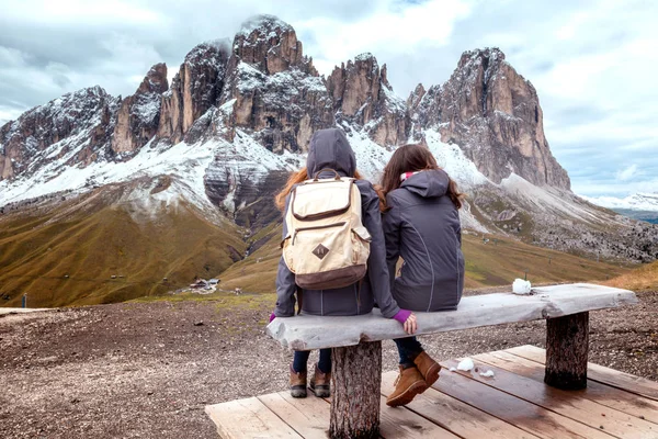 Lány Természetjáró Nézi Behavazott Hegyek Nézd Sassolungo Langkofel Dolomitok Olaszország — Stock Fotó