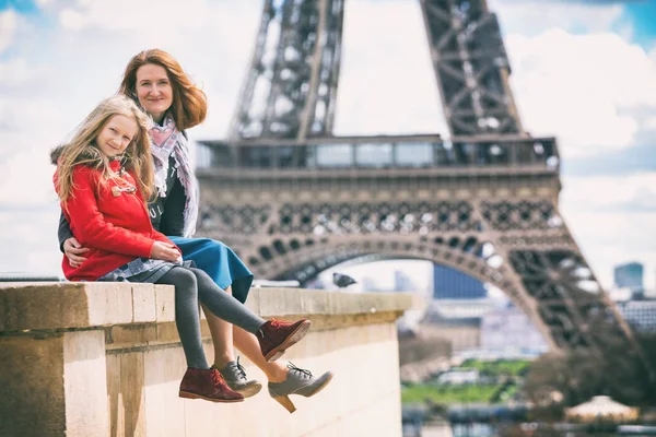 여행입니다 엄마와 파리의 배경에 프랑스 — 스톡 사진