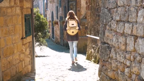 Jovem Viajante Andando Ruas Estreitas Aldeia Italiana — Vídeo de Stock