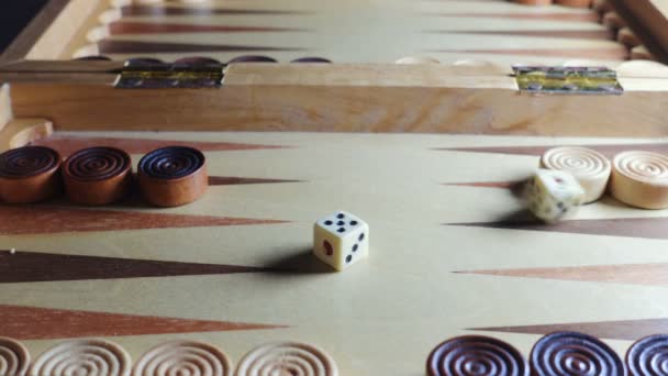 两个骰子关闭的双陆棋游戏细节 — 图库视频影像