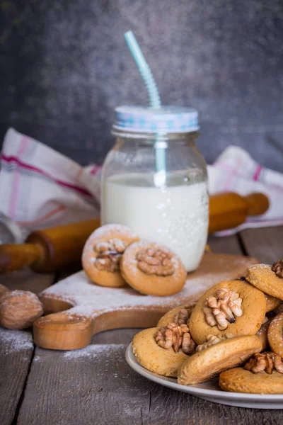 Lebkuchen Mit Walnüssen Auf Dem Tisch Und Einer Tasse Mill — Stockfoto