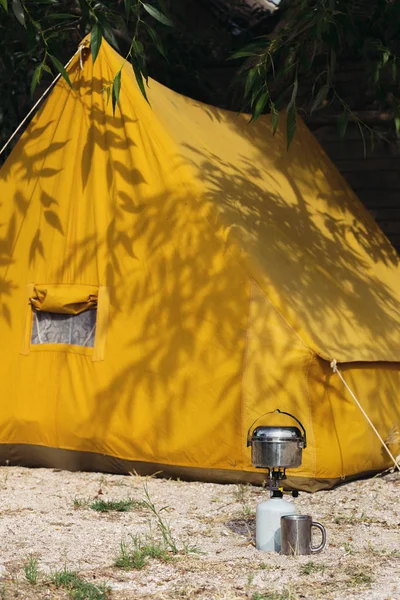 Viagem Feliz Queimador Jogador Copo Tenda Amarela Vintage Backgroun — Fotografia de Stock