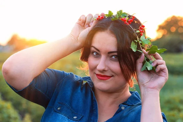 屋外で美しい幸せな笑顔の女の子の肖像画 楽しさと夏 Ukrainia — ストック写真