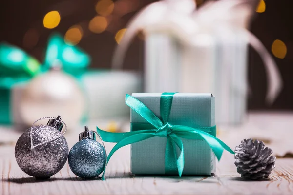 Kerstmis Een Groep Geschenken Achtergrond Van Slinger — Stockfoto