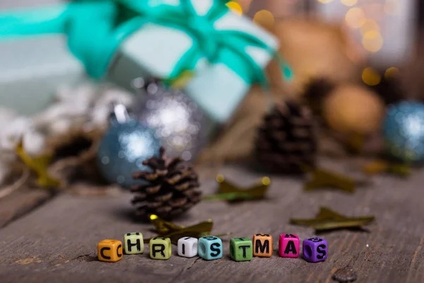 クリスマスの碑文とガーランドの背景に贈り物のグループ — ストック写真
