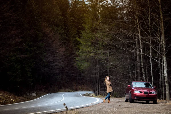 Autotrip Mädchen Und Bergstraße Den Rumänischen Karpaten Romani — Stockfoto