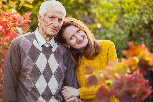 Счастливая Семья Портрет Улыбающегося Пожилого Человека Внучки — стоковое фото