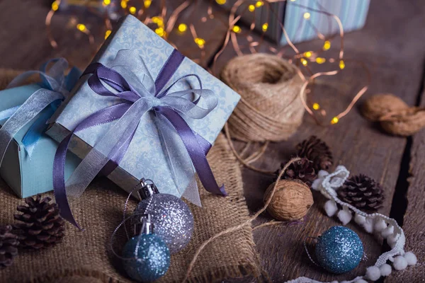 Kerstmis Een Groep Geschenken Achtergrond Van Slinger — Stockfoto