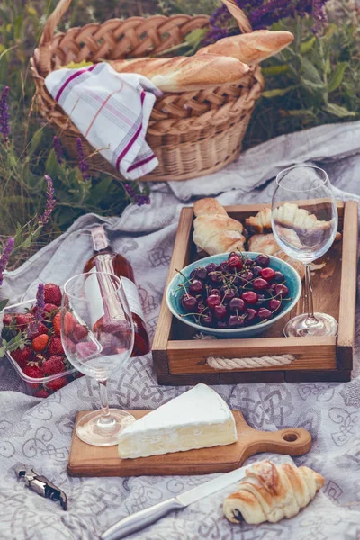 Nyár Piknik Réten Sajtbrie Baguette Eper Cseresznye Bor Croissant Baske — Stock Fotó
