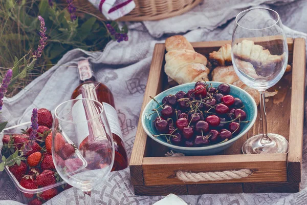 Verão Piquenique Prado Queijo Brie Baguete Morango Cereja Vinho Croissants — Fotografia de Stock