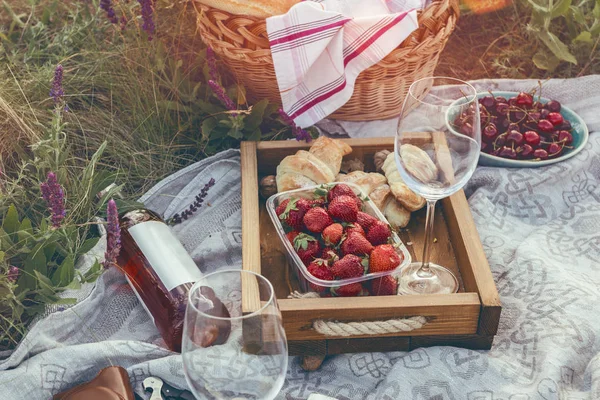 Sommar Picknick Ängen Ostbrie Baguette Jordgubbar Körsbär Vin Croissanter Och — Stockfoto